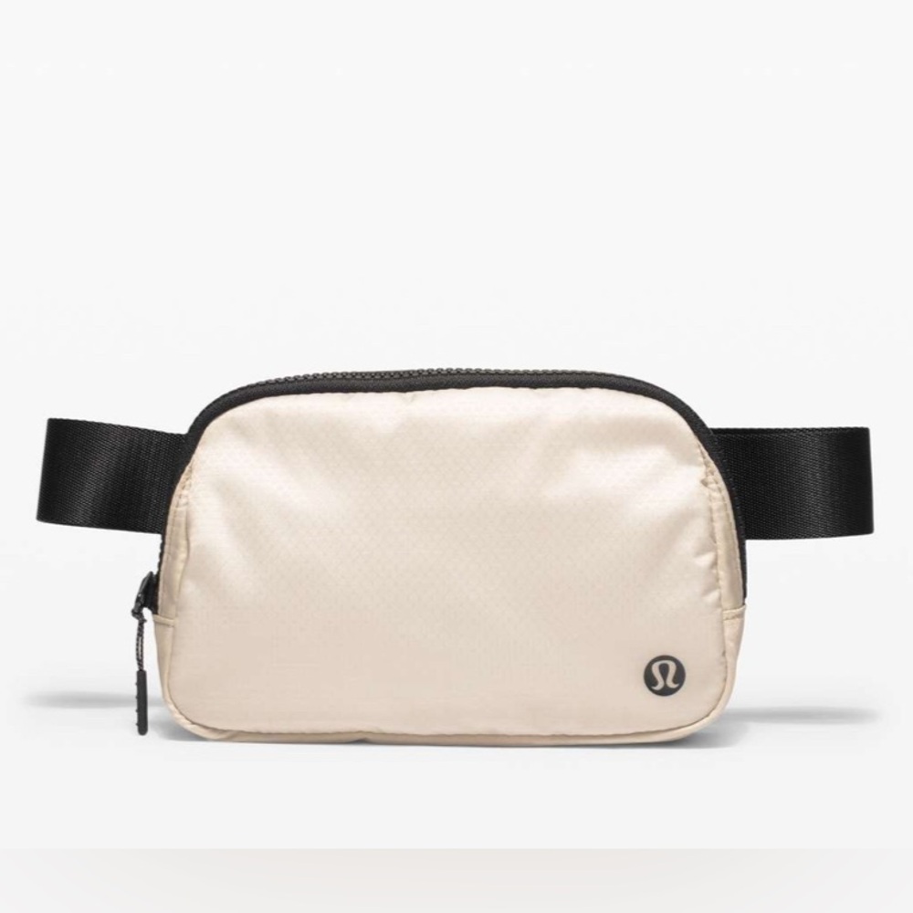 Lululemon Everywhere Belt Bag 1L, color White Opal/Black